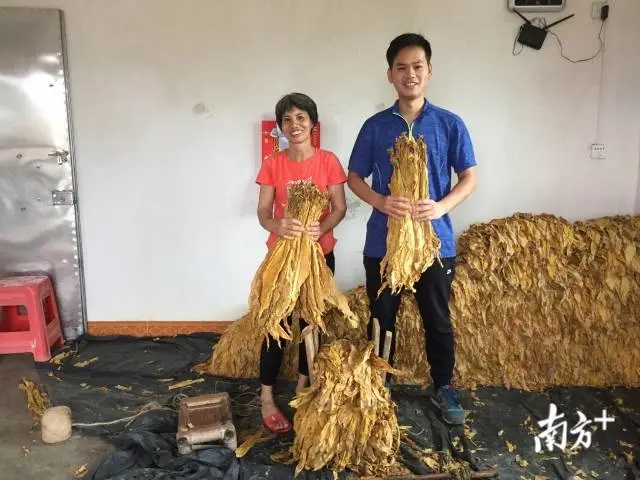 扶贫一线燃烧青春，“90后”第一书记为贫困村打造“不走”的工作队
