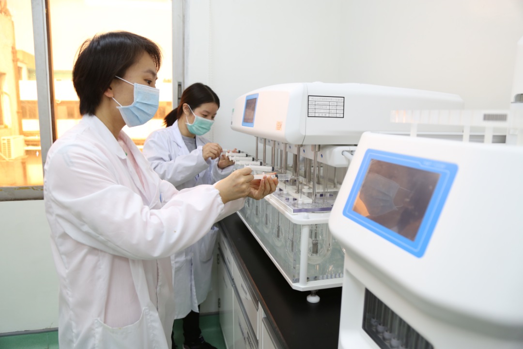 办公桌上的一瓶盐 ——可讲究也可以将就的永利yl23455研发人董穗娟